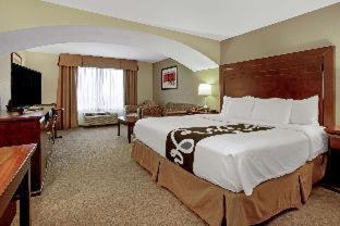 Deluxe Executive King Room - Non-Smoking